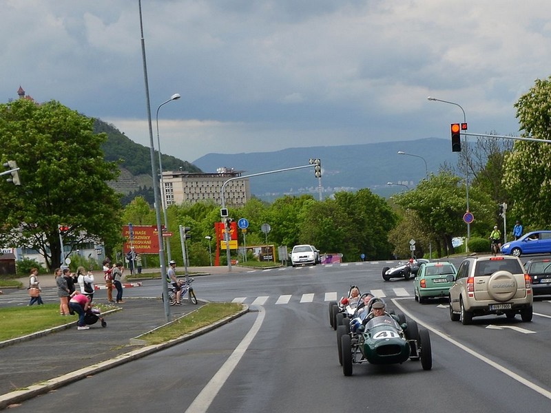 Centrum Mostu ozdobily historické formule